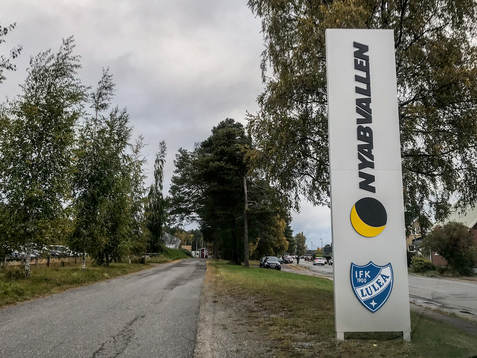 Skylt med Nyabvallen innan fotbollsmatchen I division 1