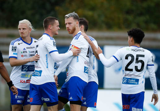 IFK Lueås William Olausson jublar tillsamman med sina