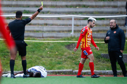 Örebro Syrianskas Michel Yanez Hernandez varnas av domaren