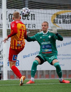 Örebros Syrianskas  Linus Lamu tar ett avslut mot IFK