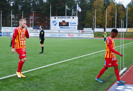 Örebro Syrianskas Linus Lamu och Ebrima Jaiteh deppar