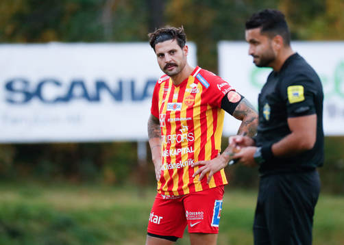Örebro Syrianskas Basel Gorgis och domaren Mohamed Nablsi