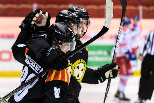 Brynäs Jaedon Descheneau jublar med lagkamrater