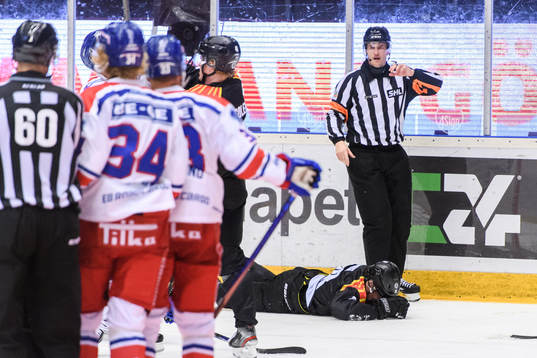 Brynäs Oskar Kvist har ont