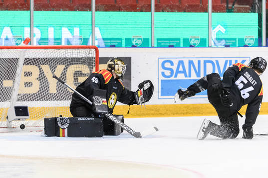 Brynäs målvakt Viktor Andrén och Jonathan Sigalet vid