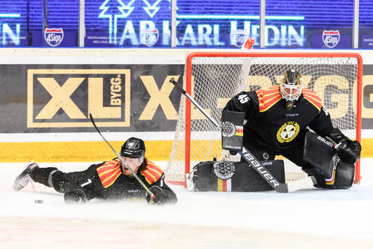 Brynäs Marcus Björk och målvakt Viktor Andrén