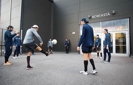 s spelare värmer upp med fotboll