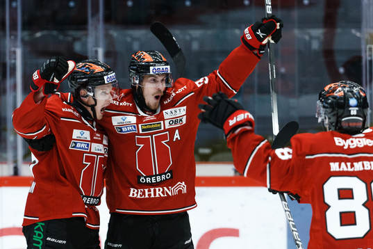Örebros Gustav Backström jublar med Emil Larsson