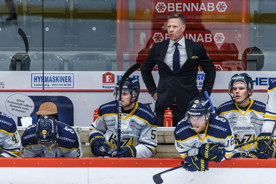 s tränare Nicklas Rahm deppar