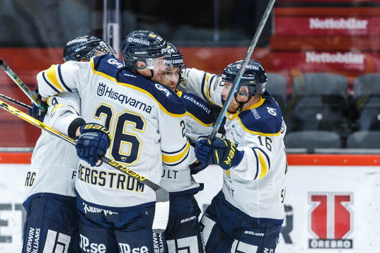 s spelare jublar med Linus Fröberg