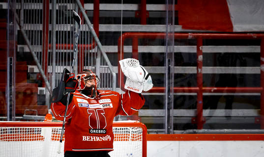 Örebros målvakt Jhonas Enroth jublar