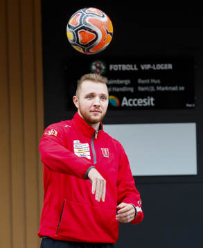 Örebros Robin Kovacs värmer upp med fotboll