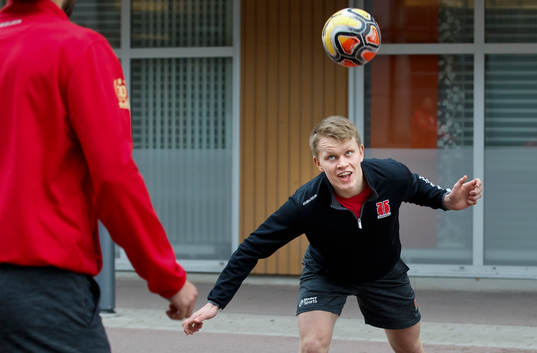 Örebros Erik Norén värmer upp med fotboll