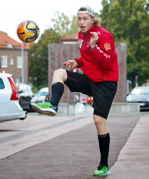 Örebros Robin Salo värmer upp med fotboll