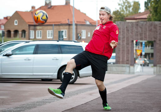 Örebros Robin Salo värmer upp med fotboll