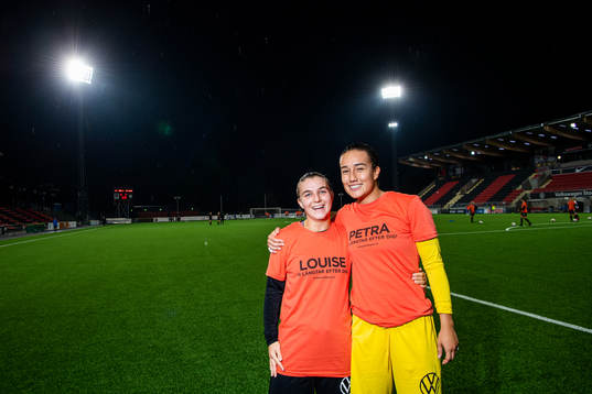 Brommapojkarnas Mathilda Lindström och målvakt Karolina
