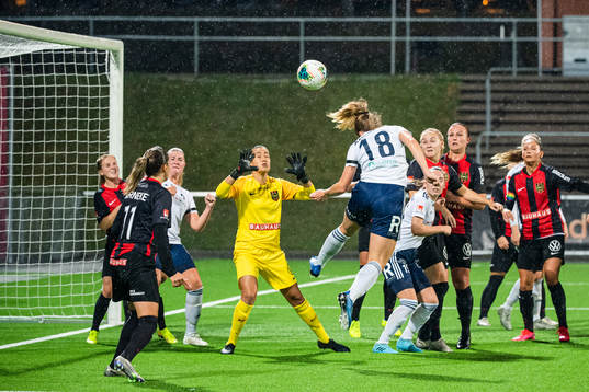 Älvsjös Alice Ahlberg gör 0-2