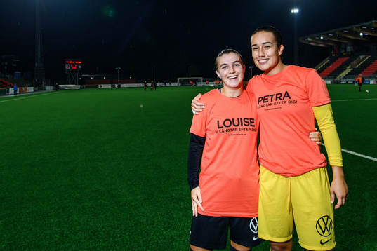 Brommapojkarnas Mathilda Lindström och målvakt Karolina
