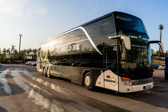 Färjestads spelarbuss på parkeringen före