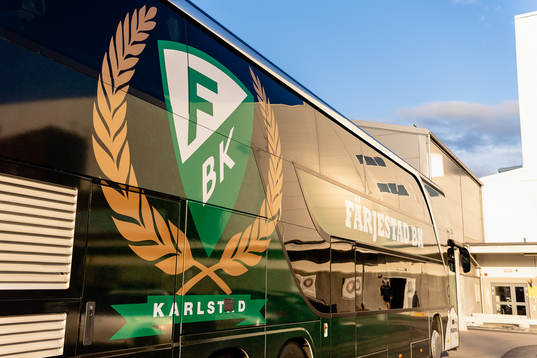 Färjestads spelarbuss på parkeringen före