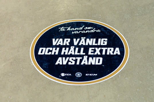 Uppmaning om avstånd på golvet före ishockeymatchen i