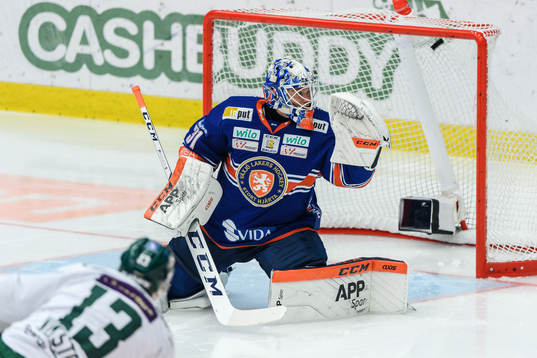 Färjestads Olof Lindbom gör 0-1 bakom Växjös målvakt