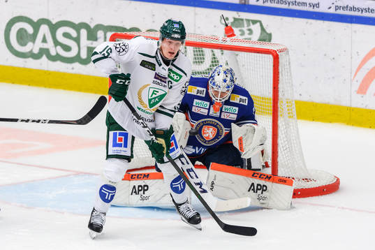 Färjestads Gustav Rydahl oroar framför Växjös målvakt