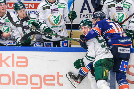 Färjestads Sebastian Erixon och Växjös Richard Gynge