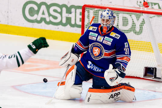 Växjös målvakt Erik Källgren deppar