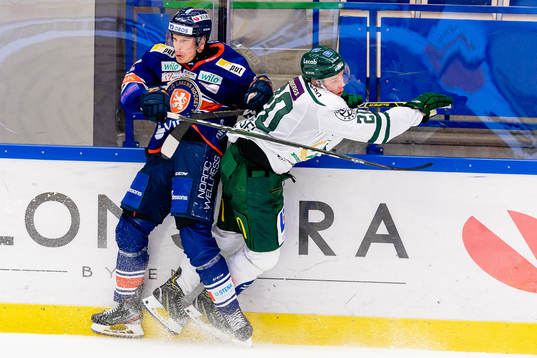 Växjös Teemu Eronen tacklar Färjestads Olle Lycksell