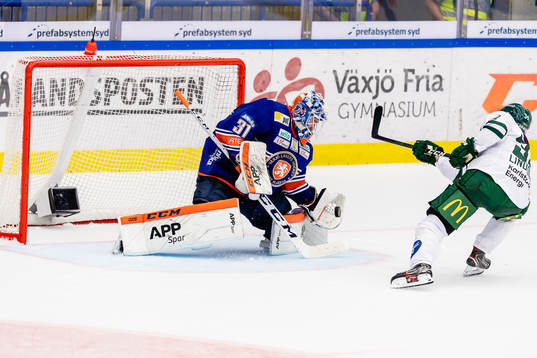 Växjös målvakt Erik Källgren räddar en straff slagen
