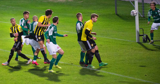 IFK Hässleholms Isak Orajärvi nickar in 1-1 i matchen