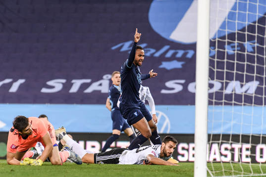 Isaac Kiese Thelin of Malmö FF celebrates the 1-0 goal