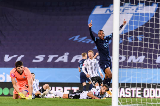 Isaac Kiese Thelin of Malmö FF celebrates the 1-0 goal