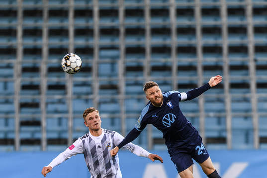Enis Cokaj of Lokomotiva Zagreb and Lasse Nielsen of Malmö