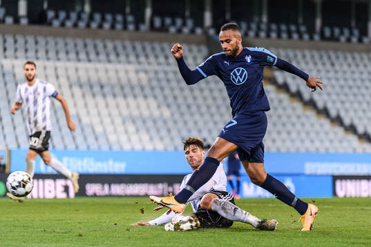 Isaac Kiese Thelin of Malmö FF and Dominik Kovacic of