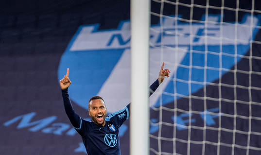Isaac Kiese Thelin of Malmö FF celebrates