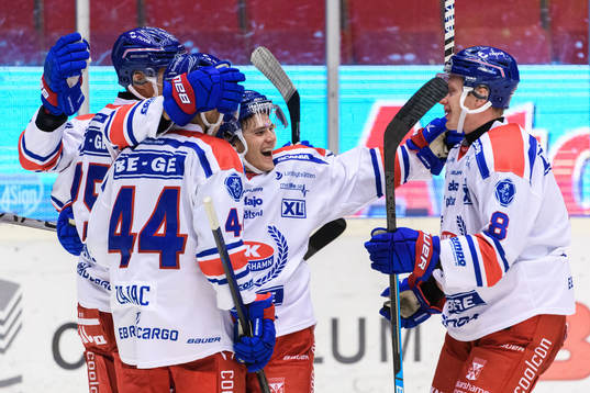 Oskarshamns Tyler Kelleher och Johannes Salmonsson  jublar