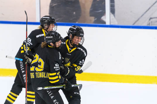 s Louise Nordberg Tenglin jublar med Alva Johnsson