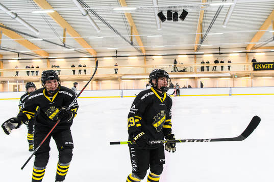 s Estelle Forsberg jublar