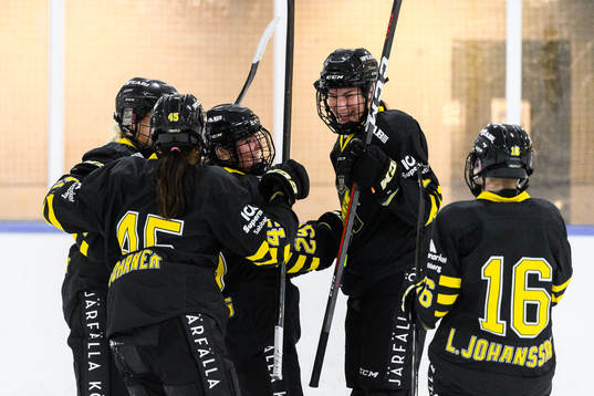 s Estelle Forsberg jublar med lagkamrater