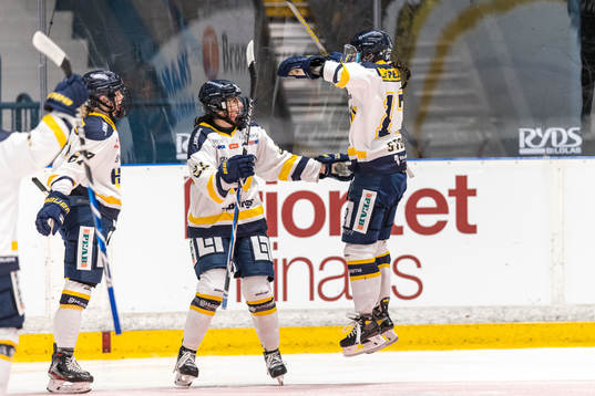s Kennedy Marchment jublar med Danielle Stone