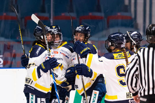 s Kennedy Marchment (v) gör 0-1 och jublar med lagkamrater