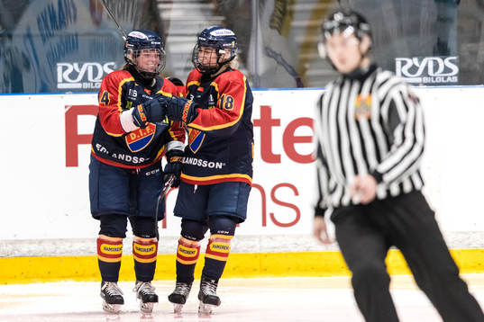 Djurgårdens Alexi Mauermann jublar med Alice Östensson