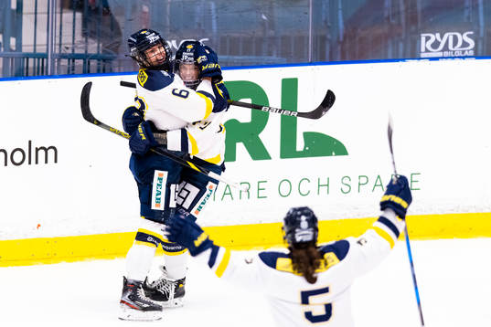 s Michelle Löwenhielm (v) gör 1-3 och omfamnas av