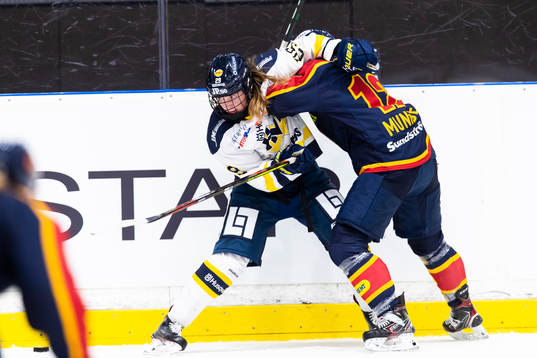 s Felizia Wikner-Zeinkiewicz i kamp om pucken med