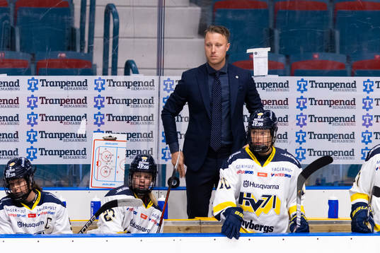 s tränare Joakim Engström följer spelet