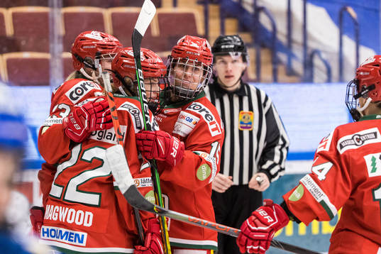 Modos Jaycee Magwood jublar med lagkamrater