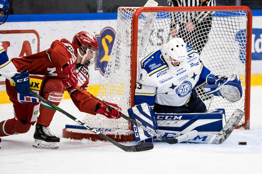 Modos Olivia Carlsson och Leksands målvakt Amanda Johansson