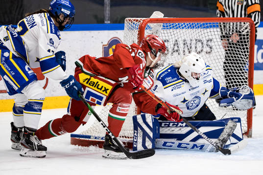 Modos Olivia Carlsson och Leksands målvakt Amanda Johansson